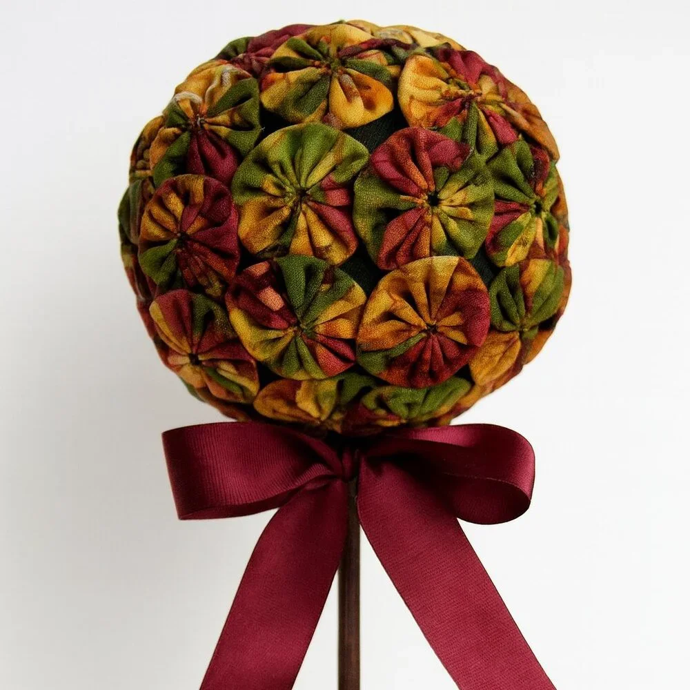 Hand Sewn Fabric Yo Yos  Set of 36 With Red,  Cream With Tea Roses , Botanical - Picture 12 of 13